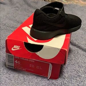 BLACK NIKE SHOES